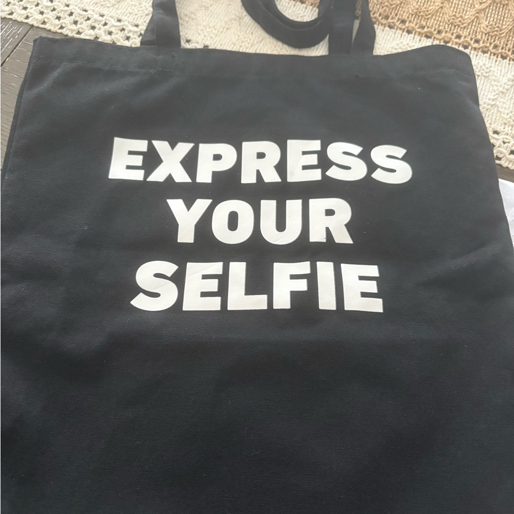 BOGO 🌸🌼 NWOT Quay Australia Black Tote Bag - Picture 3 of 5